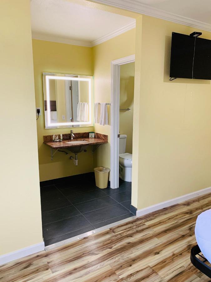 Central Coast Inn Каюкос Екстер'єр фото