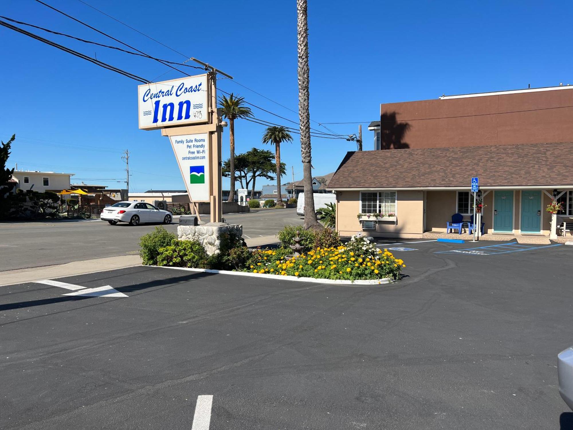 Central Coast Inn Каюкос Екстер'єр фото
