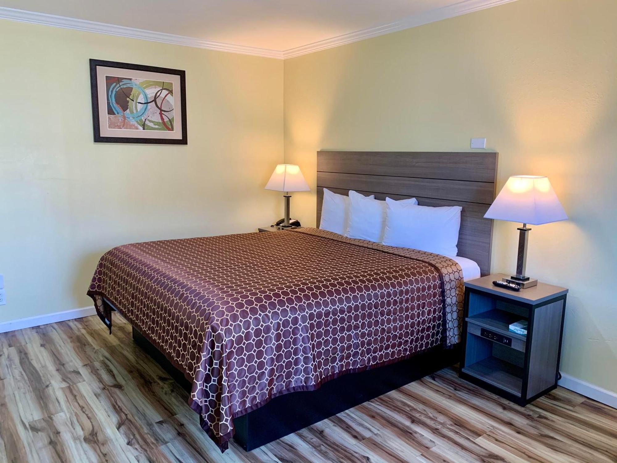 Central Coast Inn Каюкос Екстер'єр фото